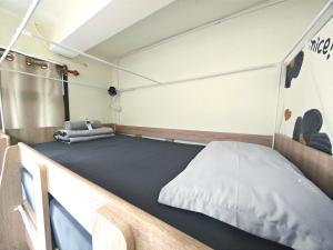 Giường Đơn trong Phòng ngủ tập thể (Single Bed in Dormitory Room)