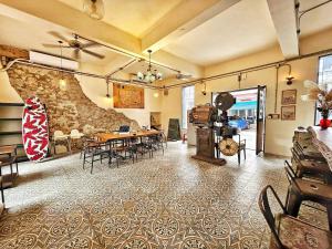 Phòng Tập Thể – Cả Nam Và Nữ (Dormitory Room - Mixed)