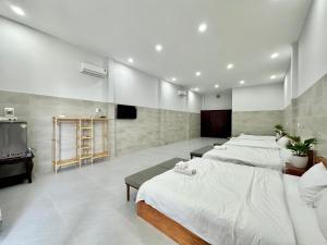 Phòng Gia Đình Nhìn Ra Hồ (Family Room with Lake View)