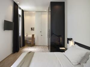Deluxe Double or Twin Room with Atrium View room in InnAthens