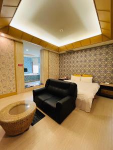 Giường Đôi Tròn với Bồn Tắm Spa (Round Double Bed with Spa Bath)