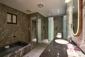 Phòng Hai Giường Đơn Loại Sang (Deluxe Twin Room)