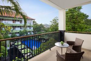 Phòng Junior Suite Hướng hồ bơi (Junior Suite Pool View)