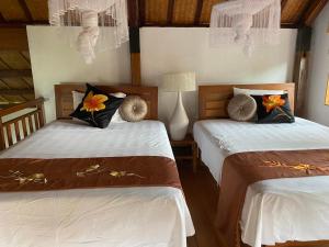 Phòng Gia đình Nhìn ra Vườn (Family Room with Garden View)