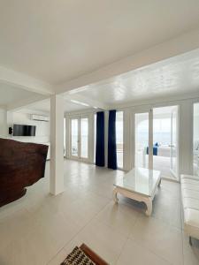 Căn Hộ Nhìn Ra Biển (Apartment with Sea View)