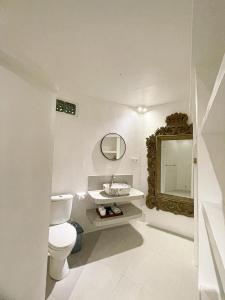 Căn Hộ Nhìn Ra Biển (Apartment with Sea View)