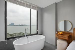 Phòng Deluxe hướng Hồ (Deluxe Lake View)