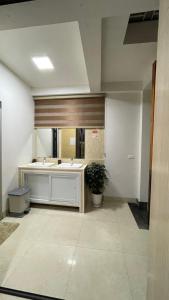 1 Người trong Phòng Tập Thể - Cả Nam và Nữ (1 Person in Dormitory - Mixed)