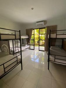 Giường Tầng Trong Phòng Ngủ Tập Thể Cho Nam Và Nữ (Bunk Bed in Mixed Dormitory Room)