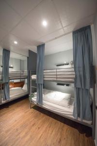 Phòng Bốn Người Có Phòng Tắm Riêng (Quadruple Room with Private Bathroom)