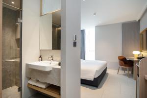 Phòng Loại Sang Giường Lớn (Deluxe King Room)