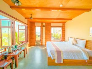 Phòng Đôi Loại Sang có Giường Phụ (Deluxe Double Room with Extra Bed)