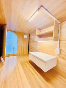 Giường Đơn Trong Phòng Ngủ Tập Thể Nữ (Single Bed in Female Dormitory Room)
