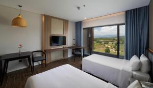 Phòng Deluxe Có Ban Công Nhìn Ra Núi (Deluxe Room with Mountain View Balcony)