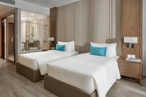 Phòng Deluxe 2 Giường Đơn Nhìn Ra Biển (Deluxe Twin Room with Sea View)