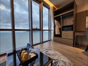 Phòng Deluxe hướng biển giường đôi (Deluxe Double Room with Sea View)