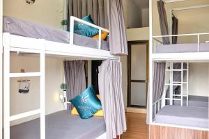 Giường Trong Phòng Nghỉ Tập Thể 8 Giường Cho Cả Nam Và Nữ (Bed in 8-Bed Mixed Dormitory Room)