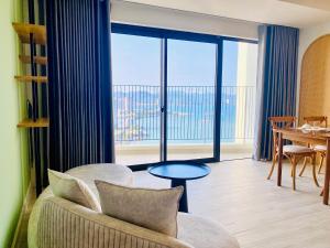 Căn Hộ Nhìn Ra Biển (Apartment with Sea View)