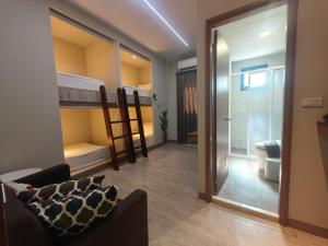 Phòng Bốn Người Có Phòng Tắm Riêng (Quadruple Room with Private Bathroom)