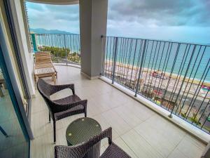 Căn hộ 2 Phòng ngủ có Sân hiên và Nhìn ra Biển (Two-Bedroom Apartment with Terrace and Sea View)