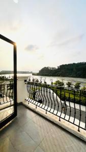 Phòng Có Giường Cỡ King Nhìn Ra Hồ Nước (King Room with Lake View)