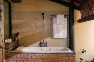 Bungalow Deluxe Nhìn Ra Khu Vườn (Deluxe Bungalow with Garden View)