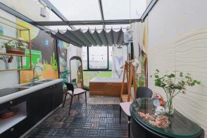 Studio Có Ban Công (Studio with Balcony)