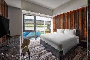 Townscape Double, Guest room, 1 King, Partial river view, Low floor (Townscape Double, Guest Room, 1 King, Partial River View, Low Floor)
