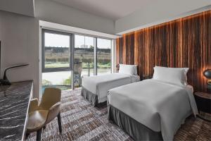Townscape Twin, Guest room, 2 Twin, Partial river view, Low floor (Townscape Twin, Guest Room, 2 Twin, Partial River View, Low Floor)