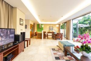 Biệt Thự Nhìn Ra Vườn (Villa with Garden View)