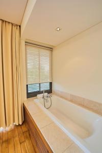 Biệt Thự Nhìn Ra Vườn (Villa with Garden View)