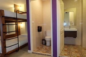 Phòng Gia đình 6 giường Có phòng tắm riêng (6 Bedded Family Room with Private Bathroom)