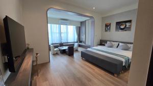 Phòng Giường Đôi Lớn Loại Sang (Deluxe Queen Room)
