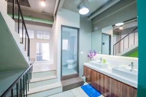 Phòng ngủ Tập thể 8 Giường cho cả Nam và Nữ (8-Bed Mixed Dormitory Room)