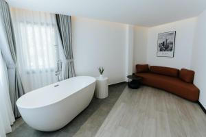 Phòng có giường King và bồn tắm - Phù hợp cho người khuyết tật (1 King Accessible with Bathtub)