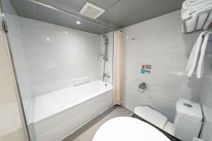 Phòng Deluxe 3 Người Nhìn Ra Thành Phố (Deluxe Triple City View)