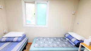 Phòng Tiêu Chuẩn 2 Giường Đơn Với Phòng Tắm Chung (Standard Twin Room with Shared Bathroom)