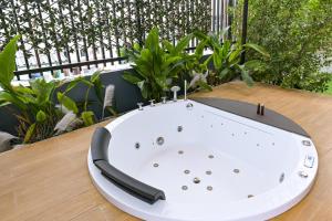 Suite Có Bồn Sục (Suite with Jacuzzi)