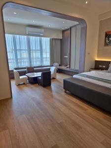 Phòng Giường Đôi Lớn Loại Sang (Deluxe Queen Room)
