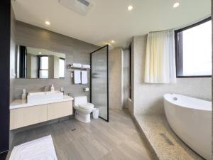 Phòng Có Giường Cỡ King Nhìn Ra Hồ Nước (King Room with Lake View)