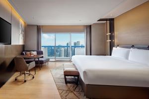 EXECUTIVE, 1 King, L65 lounge access, high floor, balcony, city view