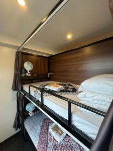 Giường Đơn Trong Phòng Nghỉ Tập Thể Cho Cả Nam Và Nữ (Single Bed in Mixed Dormitory Room)