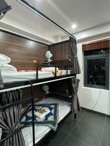 Giường Đơn Trong Phòng Nghỉ Tập Thể Cho Cả Nam Và Nữ (Single Bed in Mixed Dormitory Room)