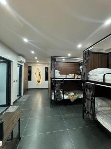 Giường Đơn Trong Phòng Nghỉ Tập Thể Cho Cả Nam Và Nữ (Single Bed in Mixed Dormitory Room)