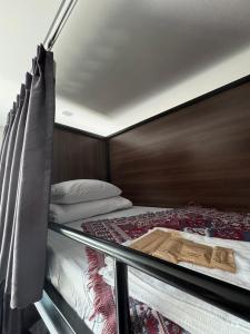 Giường Tầng Trong Phòng Ngủ Tập Thể Cho Nữ (Bunk Bed in Female Dormitory Room )