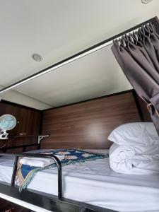 Giường Tầng Trong Phòng Ngủ Tập Thể Cho Nữ (Bunk Bed in Female Dormitory Room )