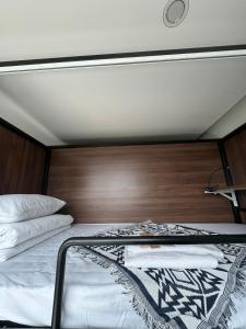Giường Tầng Trong Phòng Ngủ Tập Thể Cho Nữ (Bunk Bed in Female Dormitory Room )