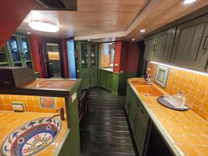 Suite 4 Người – Cấm Hút Thuốc (Quadruple Suite - Non-Smoking)