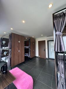 Phòng Ngủ Tập Thể Cho Cả Nam Và Nữ (Mixed Dormitory Room)