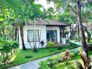 Bungalow Deluxe Nhìn ra Hồ bơi (Deluxe Bungalow with Pool View)